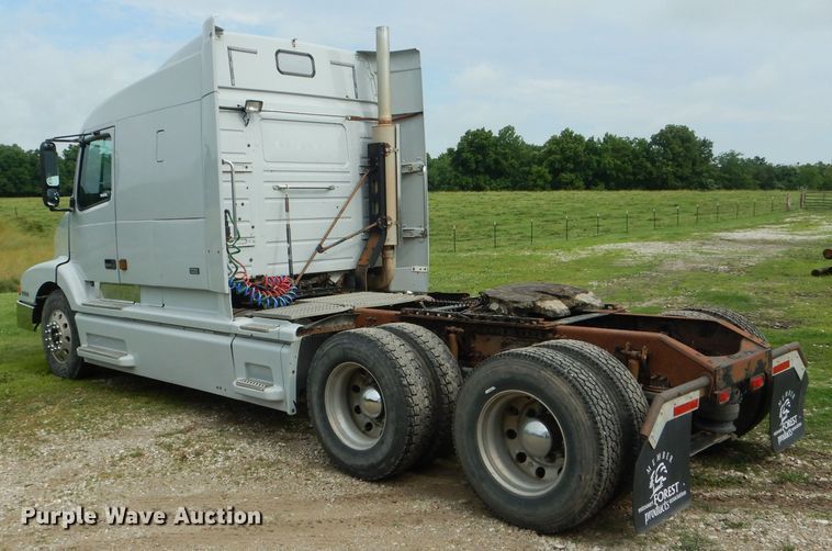 image for item HM9601 2002 Volvo VN  semi truck