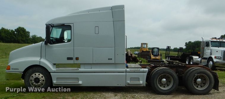 image for item HM9601 2002 Volvo VN  semi truck