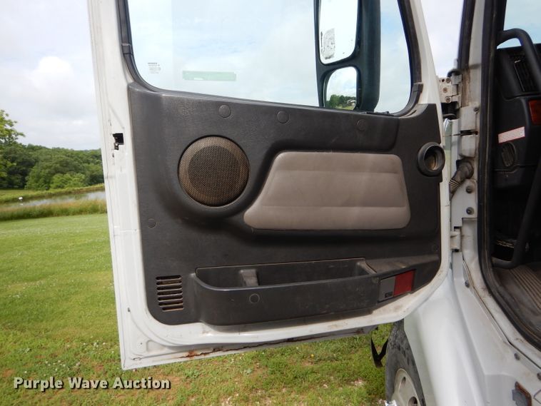 image for item HM9601 2002 Volvo VN  semi truck