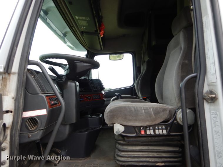 image for item HM9601 2002 Volvo VN  semi truck