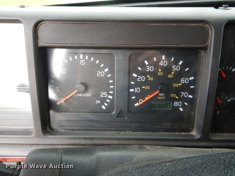 image for item HM9601 2002 Volvo VN  semi truck