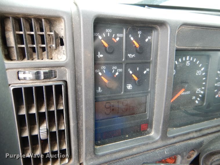 image for item HM9601 2002 Volvo VN  semi truck