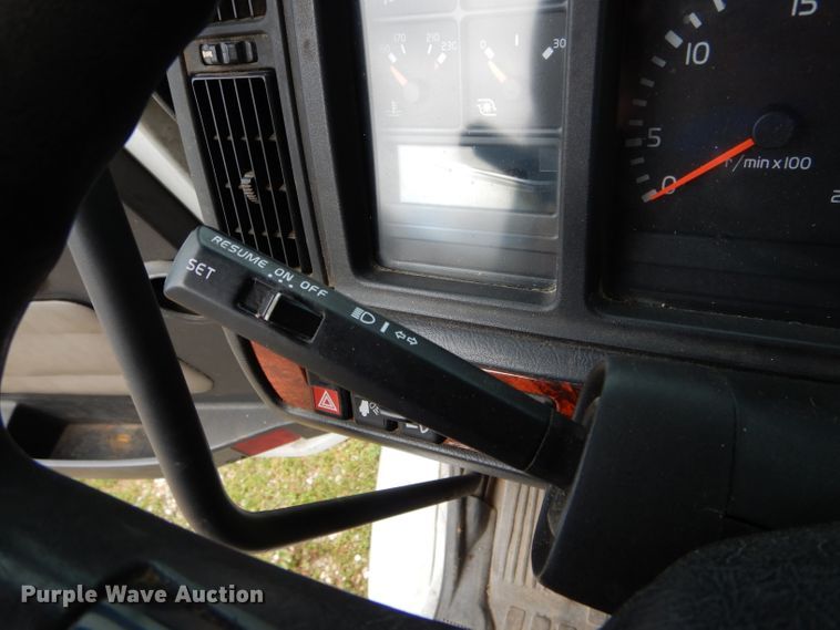 image for item HM9601 2002 Volvo VN  semi truck