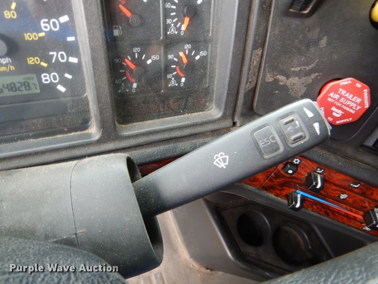 image for item HM9601 2002 Volvo VN  semi truck