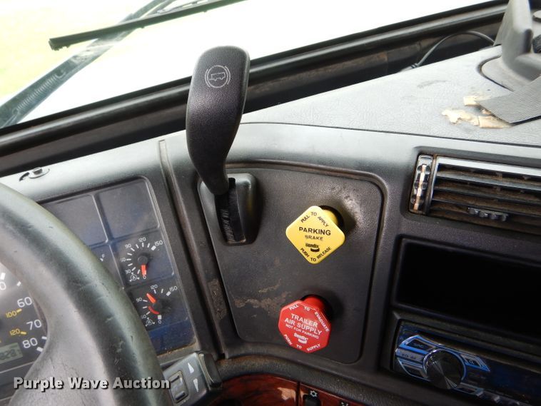 image for item HM9601 2002 Volvo VN  semi truck