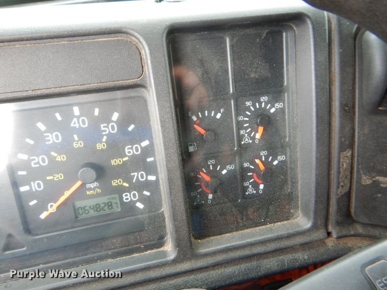 image for item HM9601 2002 Volvo VN  semi truck