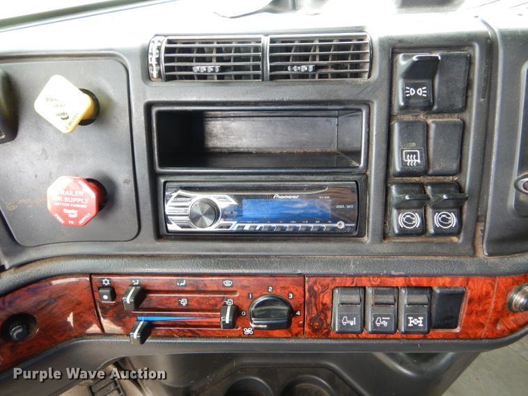 image for item HM9601 2002 Volvo VN  semi truck