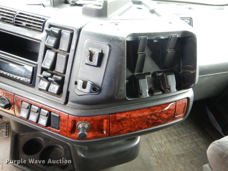 image for item HM9601 2002 Volvo VN  semi truck