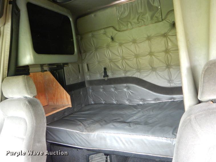 image for item HM9601 2002 Volvo VN  semi truck