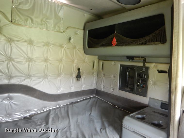 image for item HM9601 2002 Volvo VN  semi truck