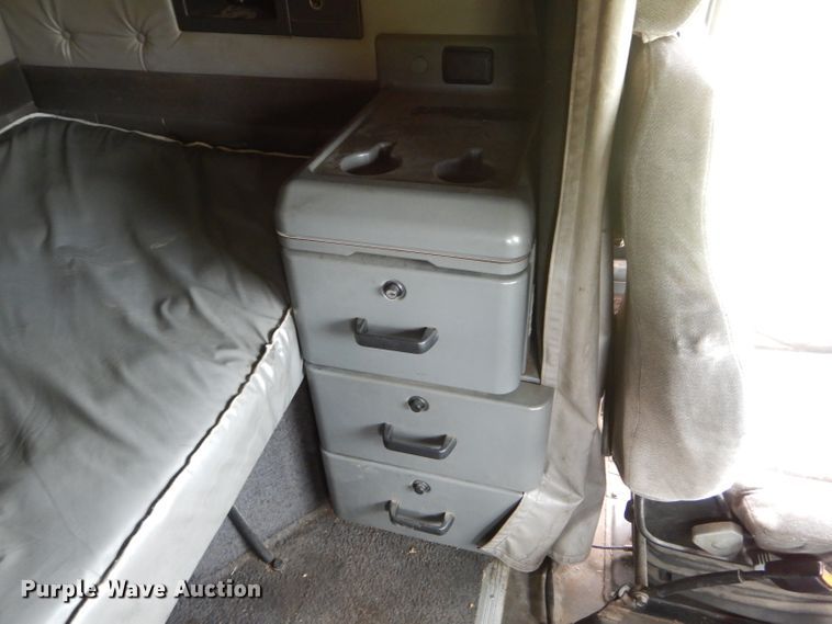 image for item HM9601 2002 Volvo VN  semi truck