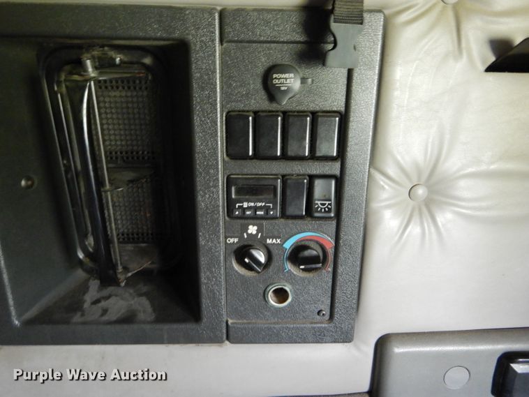 image for item HM9601 2002 Volvo VN  semi truck