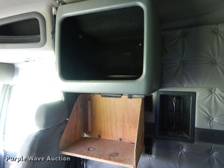 image for item HM9601 2002 Volvo VN  semi truck