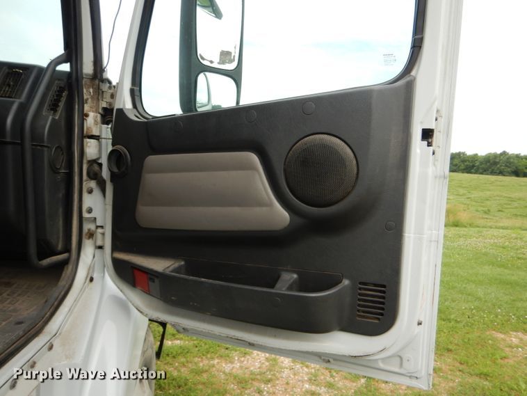 image for item HM9601 2002 Volvo VN  semi truck