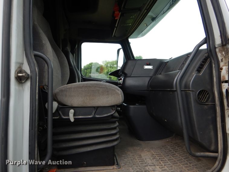 image for item HM9601 2002 Volvo VN  semi truck