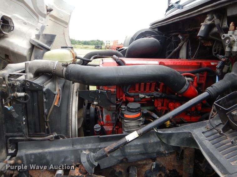 image for item HM9601 2002 Volvo VN  semi truck