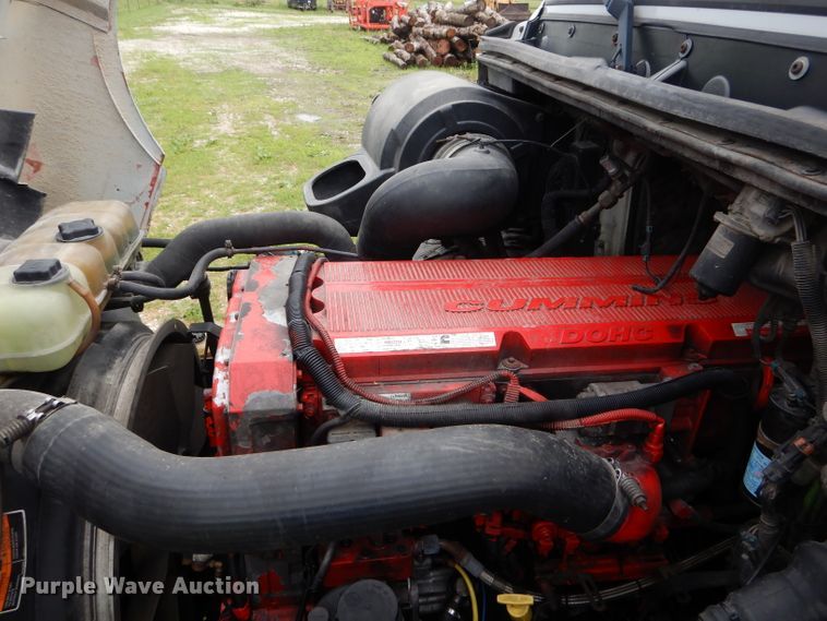 image for item HM9601 2002 Volvo VN  semi truck