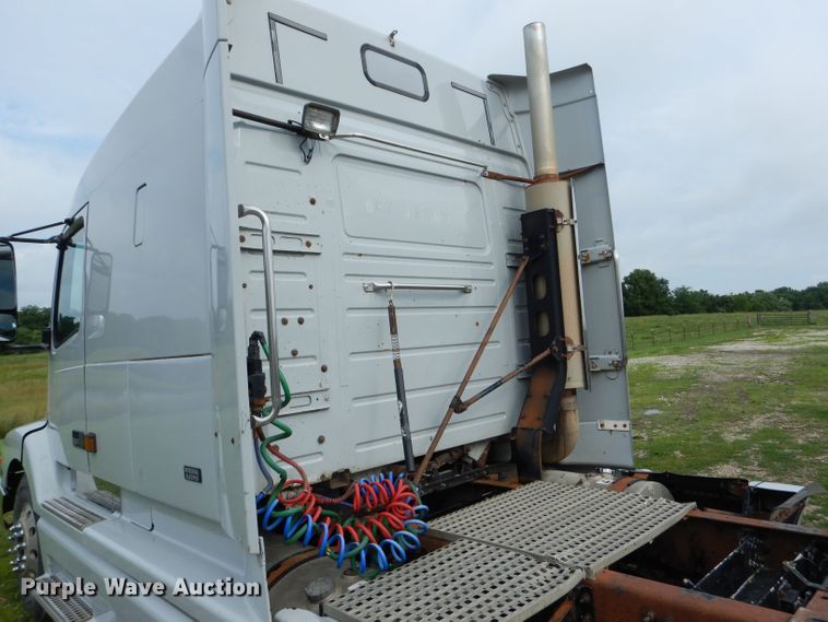 image for item HM9601 2002 Volvo VN  semi truck