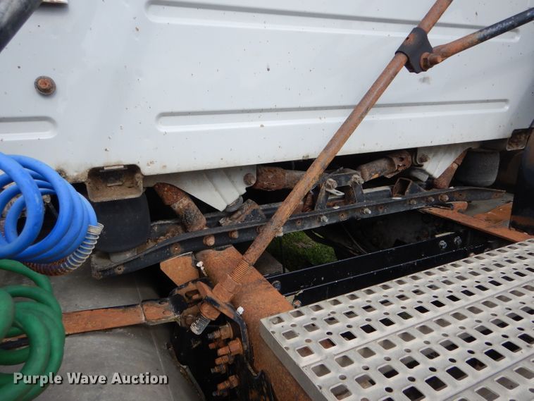 image for item HM9601 2002 Volvo VN  semi truck