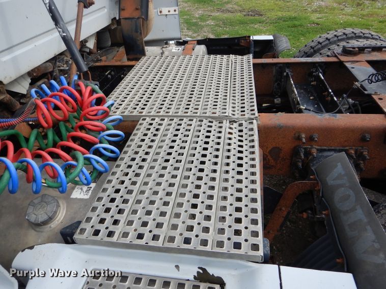 image for item HM9601 2002 Volvo VN  semi truck