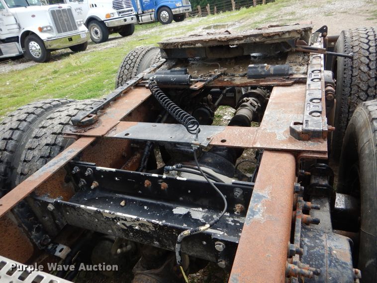 image for item HM9601 2002 Volvo VN  semi truck