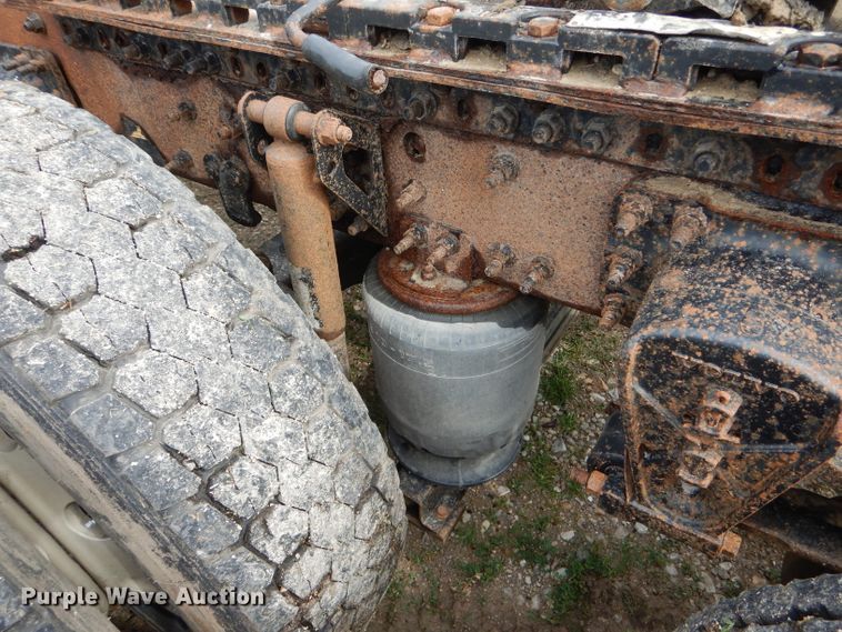 image for item HM9601 2002 Volvo VN  semi truck