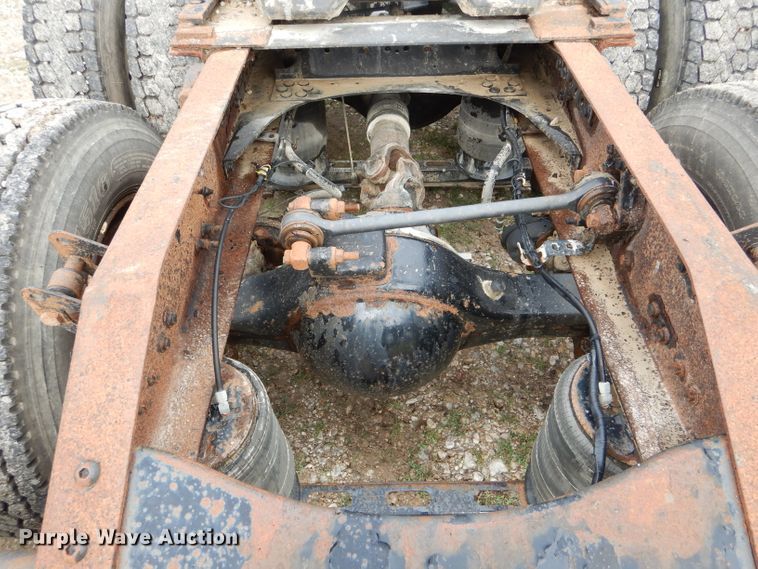 image for item HM9601 2002 Volvo VN  semi truck