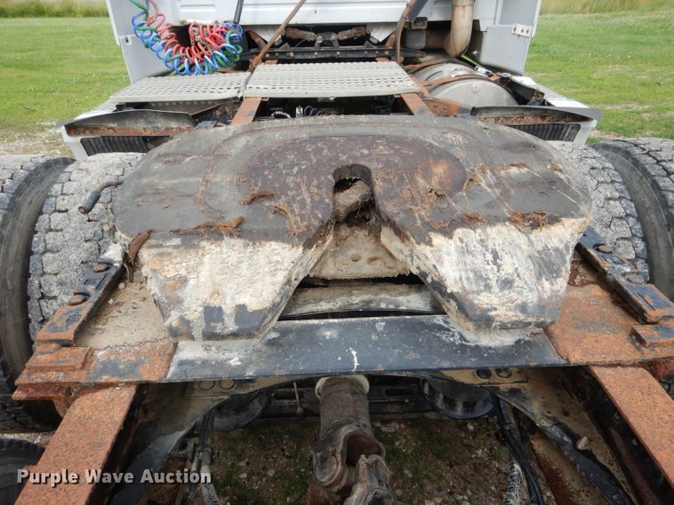 image for item HM9601 2002 Volvo VN  semi truck