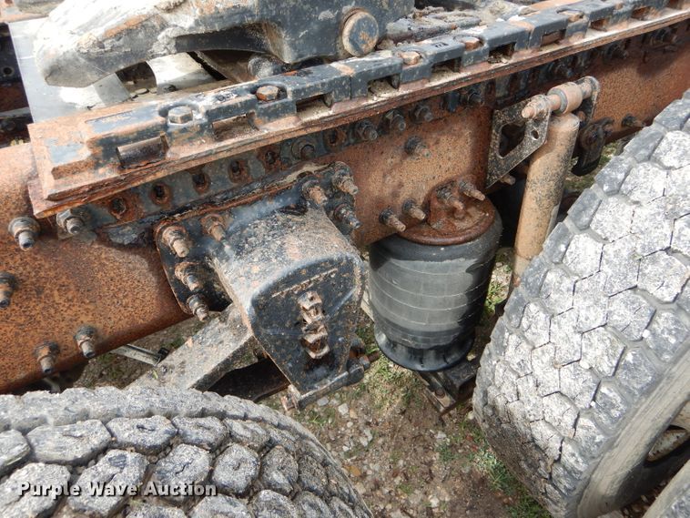 image for item HM9601 2002 Volvo VN  semi truck