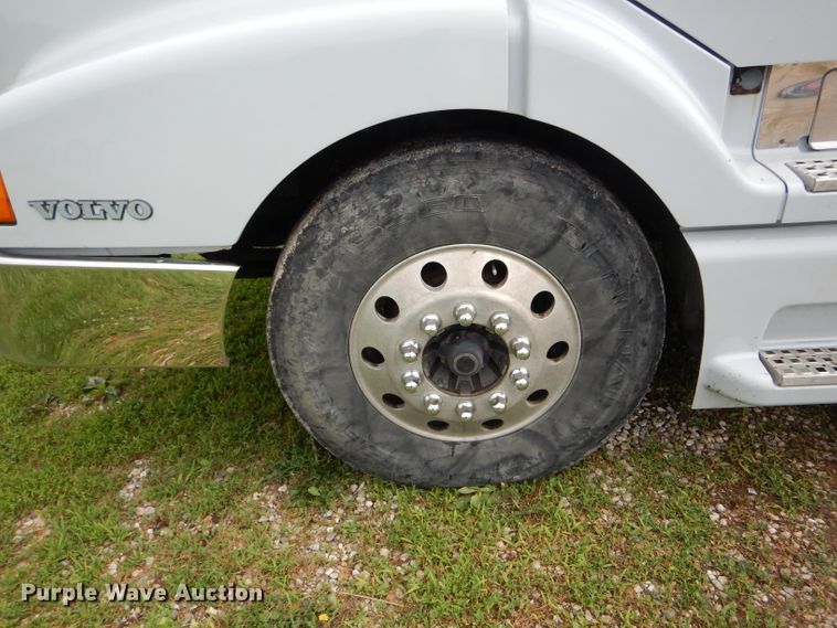 image for item HM9601 2002 Volvo VN  semi truck