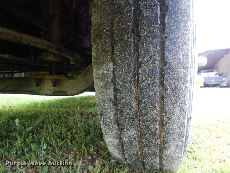 image for item HM9601 2002 Volvo VN  semi truck