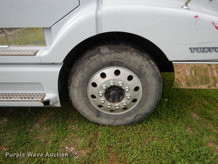 image for item HM9601 2002 Volvo VN  semi truck