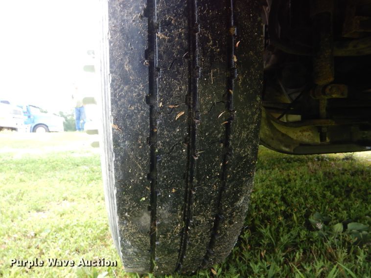 image for item HM9601 2002 Volvo VN  semi truck