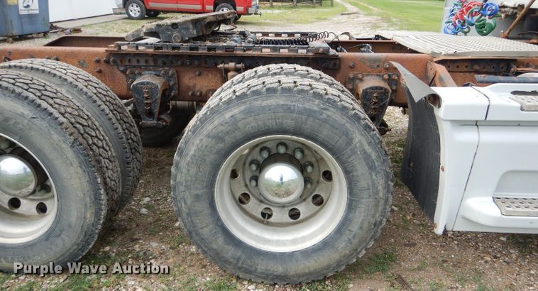 image for item HM9601 2002 Volvo VN  semi truck