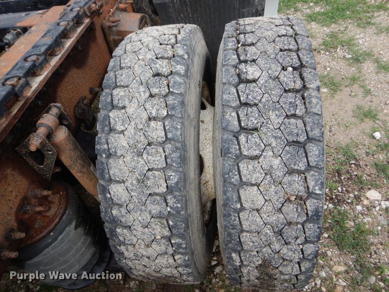 image for item HM9601 2002 Volvo VN  semi truck