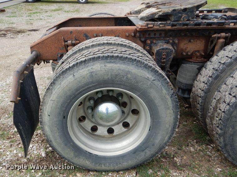 image for item HM9601 2002 Volvo VN  semi truck