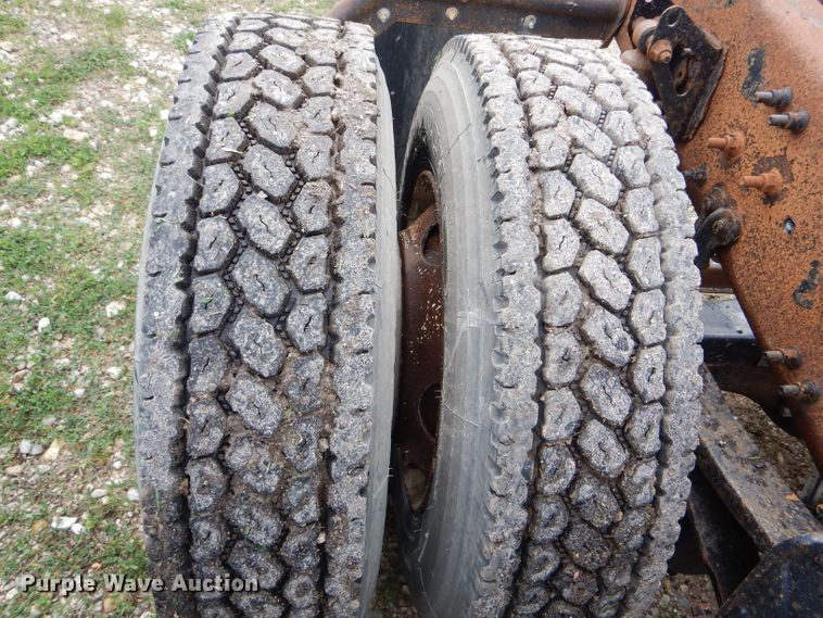 image for item HM9601 2002 Volvo VN  semi truck