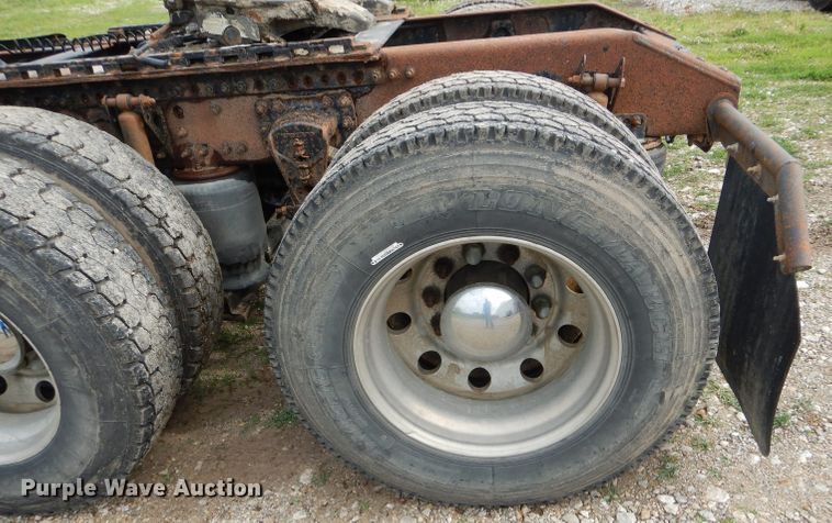 image for item HM9601 2002 Volvo VN  semi truck