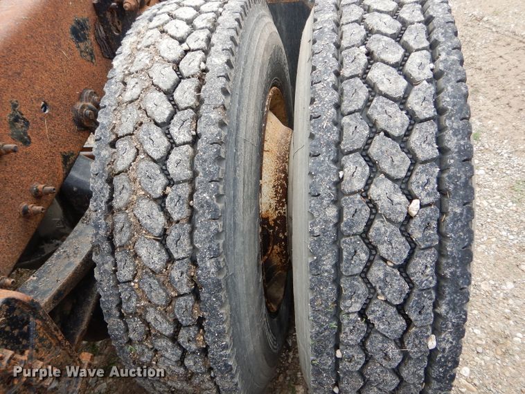 image for item HM9601 2002 Volvo VN  semi truck