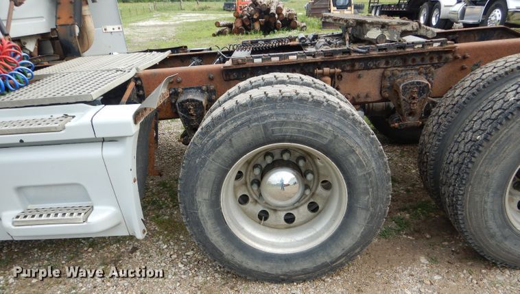 image for item HM9601 2002 Volvo VN  semi truck