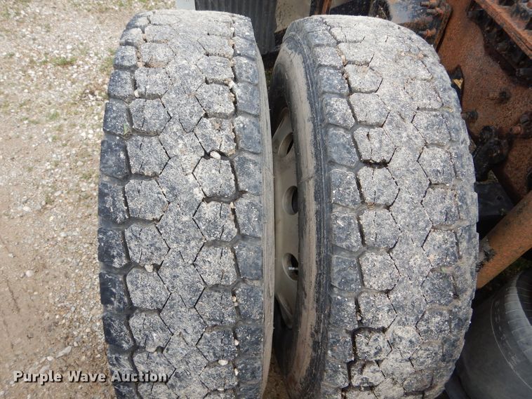 image for item HM9601 2002 Volvo VN  semi truck