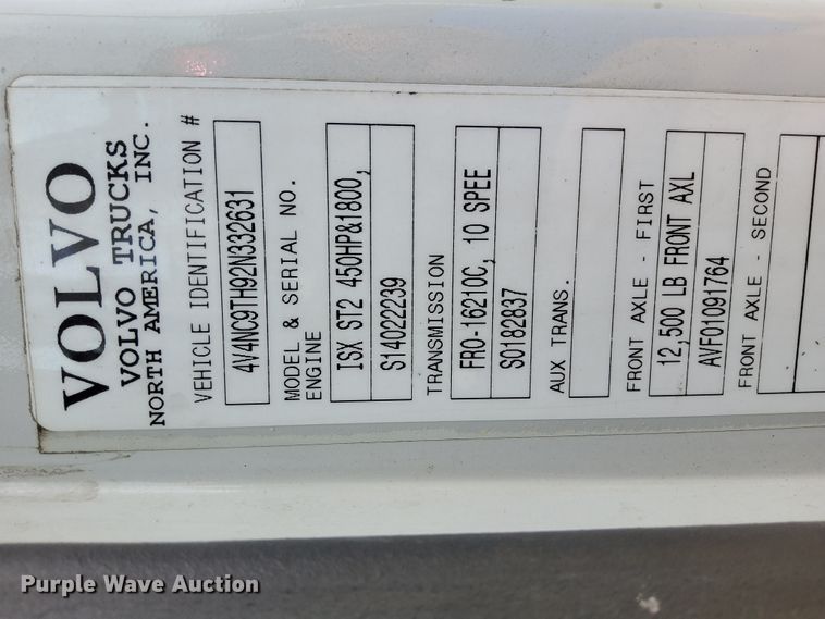 image for item HM9601 2002 Volvo VN  semi truck