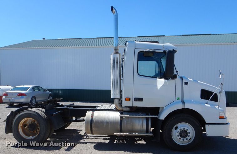 image for item HM9607 2005 Volvo VN  semi truck