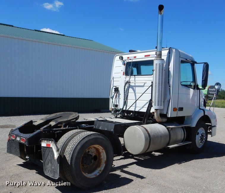 image for item HM9607 2005 Volvo VN  semi truck
