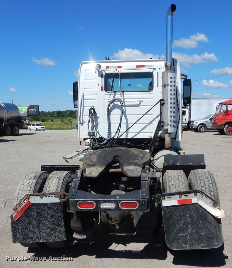 image for item HM9607 2005 Volvo VN  semi truck