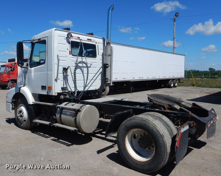 image for item HM9607 2005 Volvo VN  semi truck