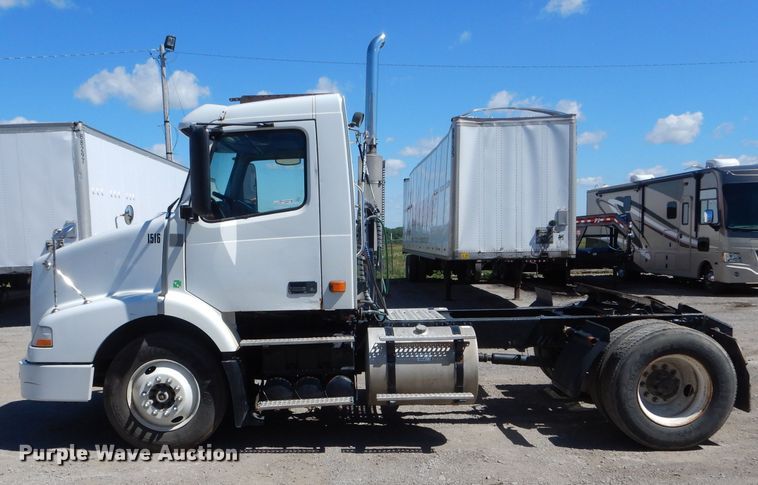 image for item HM9607 2005 Volvo VN  semi truck