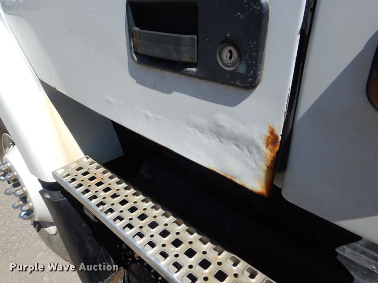 image for item HM9607 2005 Volvo VN  semi truck