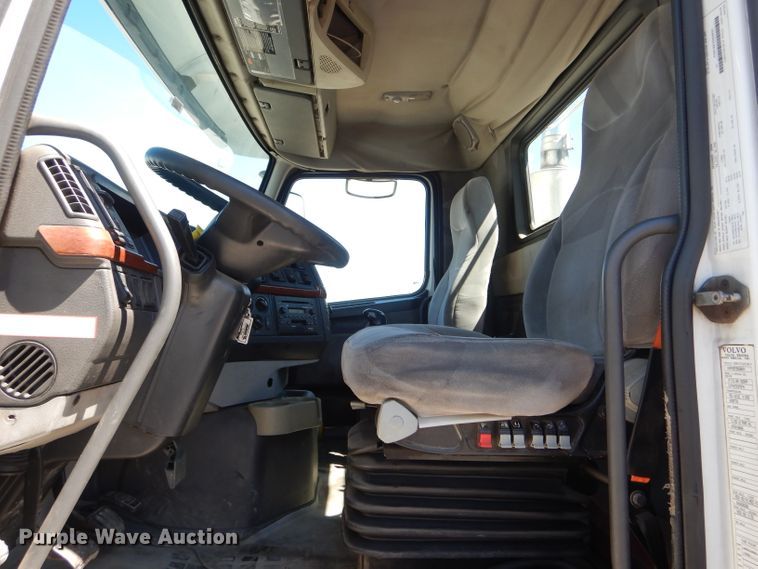 image for item HM9607 2005 Volvo VN  semi truck