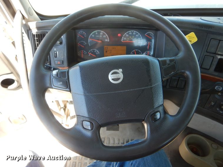 image for item HM9607 2005 Volvo VN  semi truck